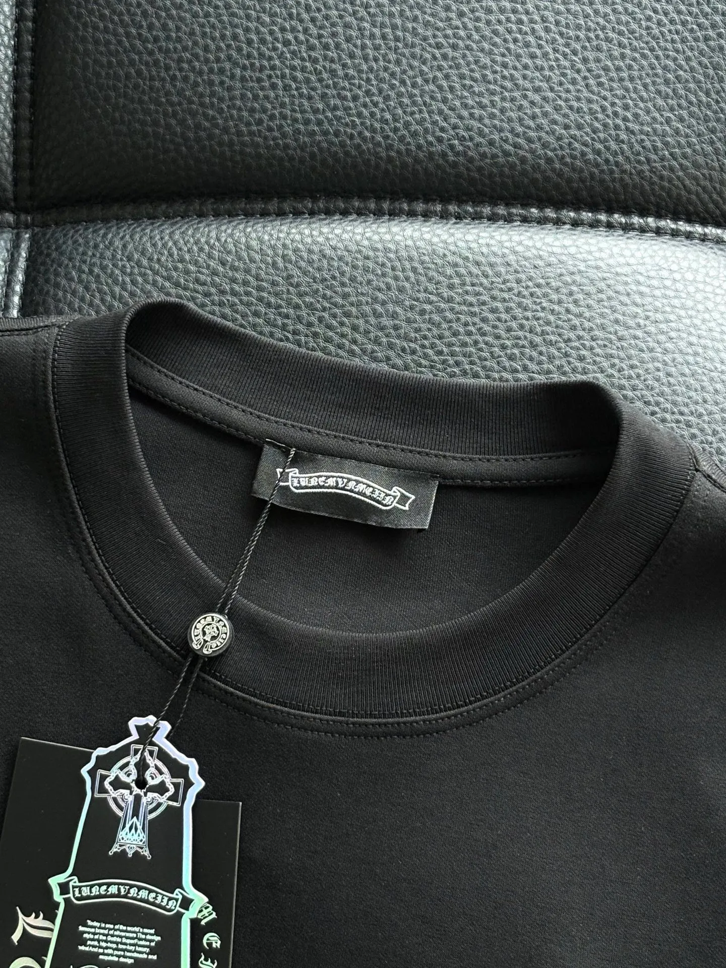 P406 💰Chrome Hearte CH SS new cross horseshoe Chrome Heart Sanskrit three-dimensional patch shows craftsmanship. Double-sided cotton double yarn jersey fabric, custom dyed in the same vat with special bold 32-count double-ply 1X1 thread. .Light luxury, a must-have item for daily commuting for men and women.  Color: Black White Size: M~3x Style No.: 3588